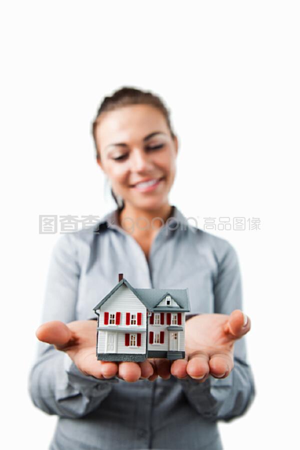 微笑女地產代理 專業與溫情并存的小型住宅銷售服務